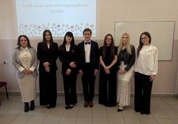 Uroczyste zakończenie roku szkolnego klasy czwartej Liceum Ogólnokształcącego w Zespole Szkół im. Jana Pawła II w Osieku